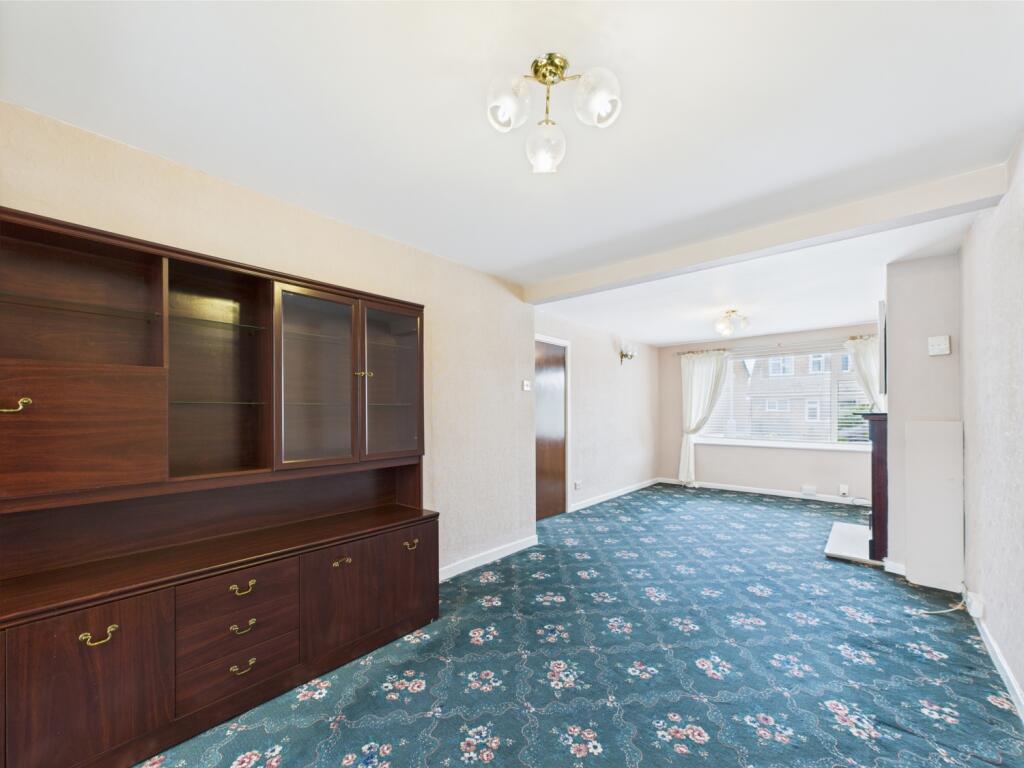 CAM02386G0-PR0128-STILL014