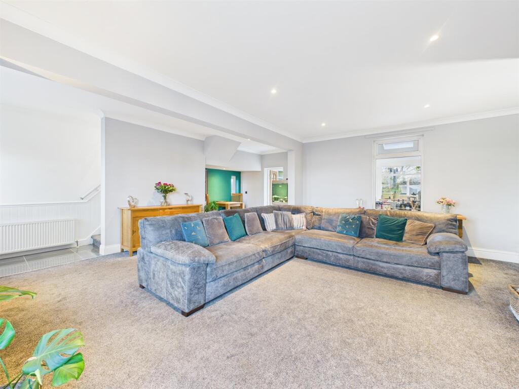 OPEN PLAN LOUNGE/DINING ROOM