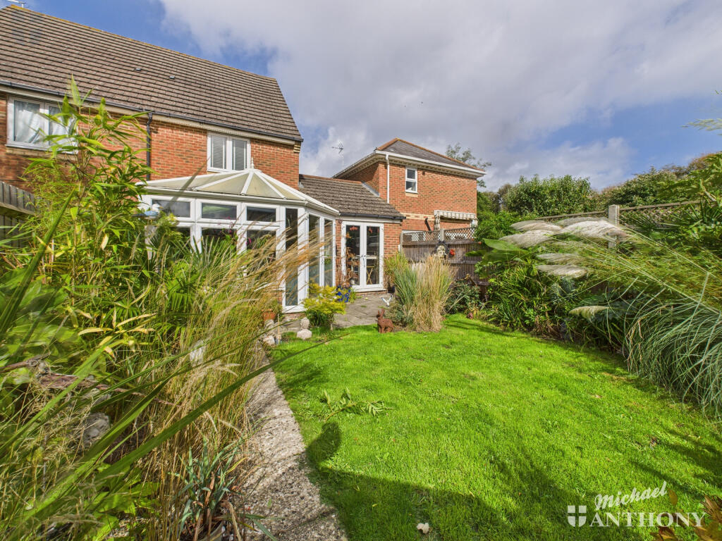 CAM03852G0-PR0419-STILL014