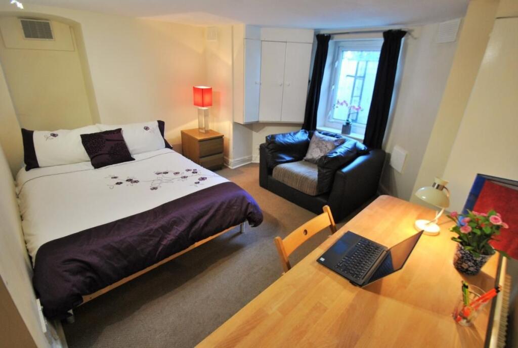 Bright, well-presented double bedroom featuring...