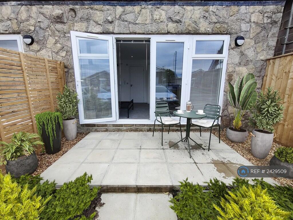R2 - Ensuite + Kitchenette + Terrace Virtual Stage