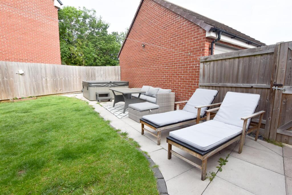 ENCLOSED REAR GARDEN