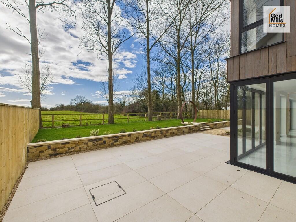 LANDSCAPED REAR G...