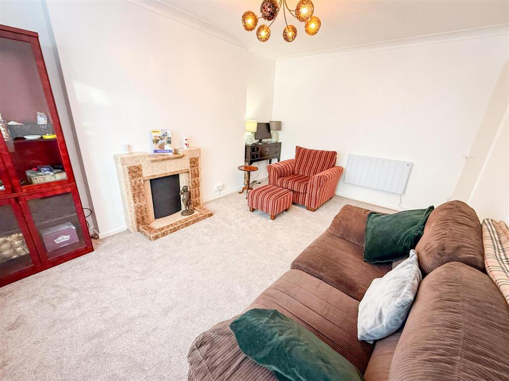 ALTERNATE VIEW OF LOUNGE