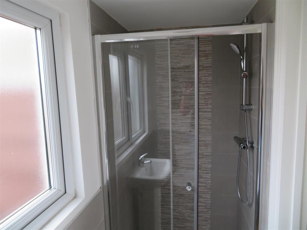 63 Fawcett Room 6 ensuite.JPG