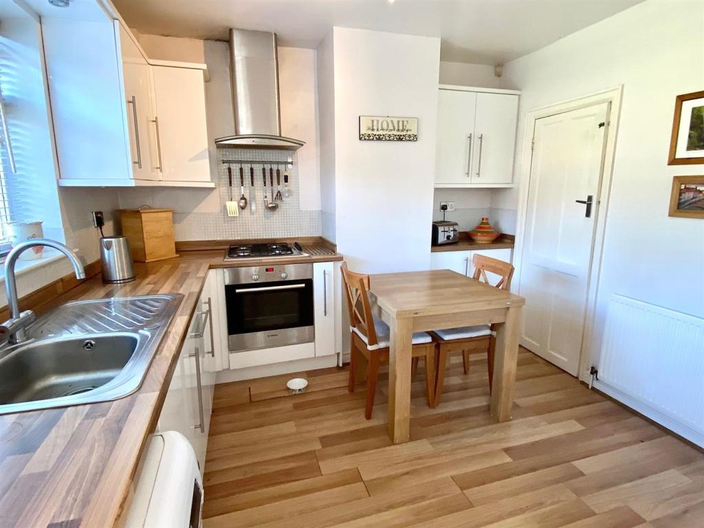 huddersfield road 214 kitchen 3.jpg