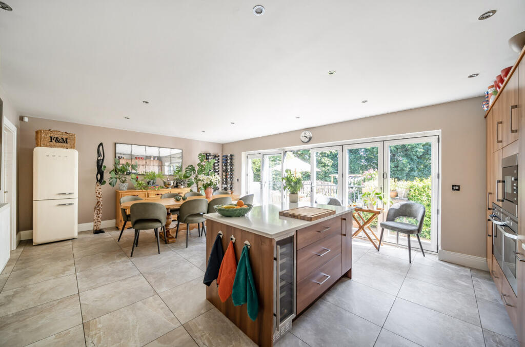 1320970-6-68713be...