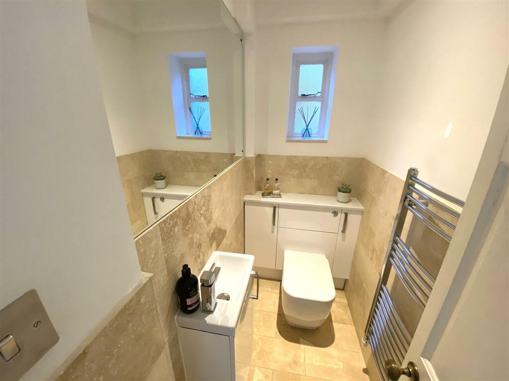 CLOAKROOM &amp; WC