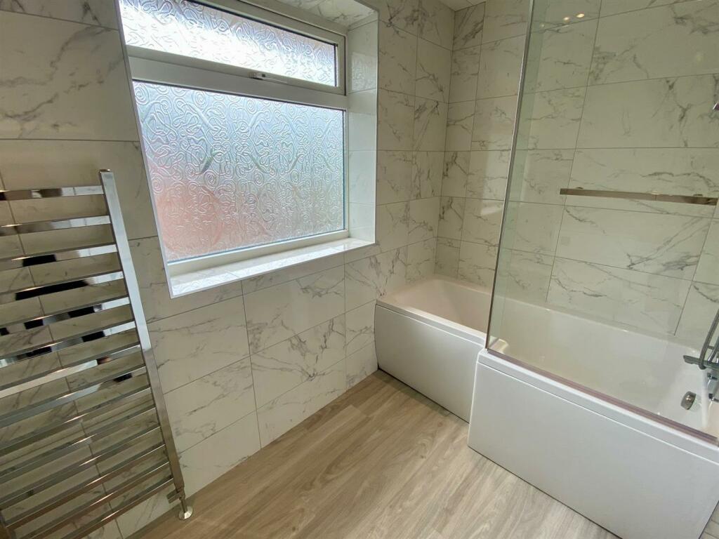 bathroom 1.jpg