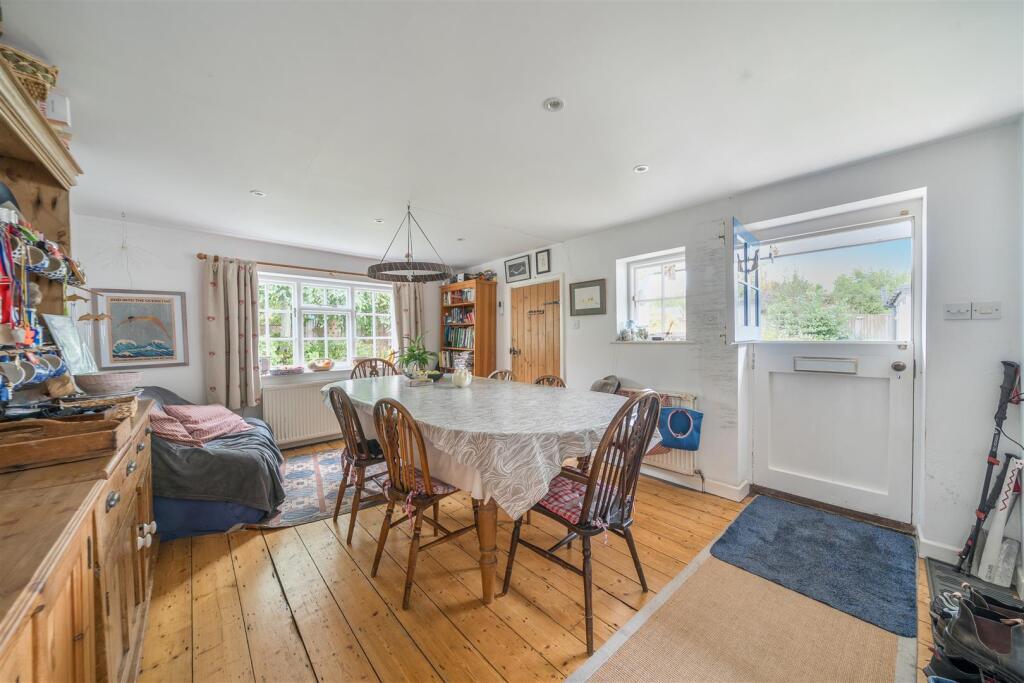 KITCHEN/DINING ROOM