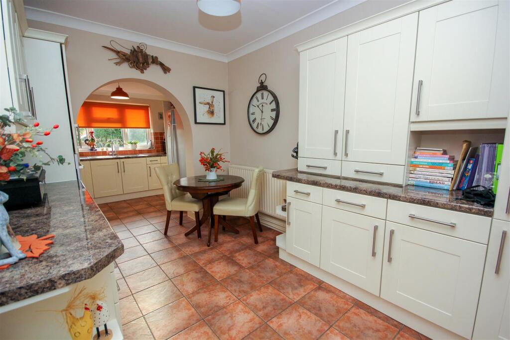 Breakfast Area.jpg