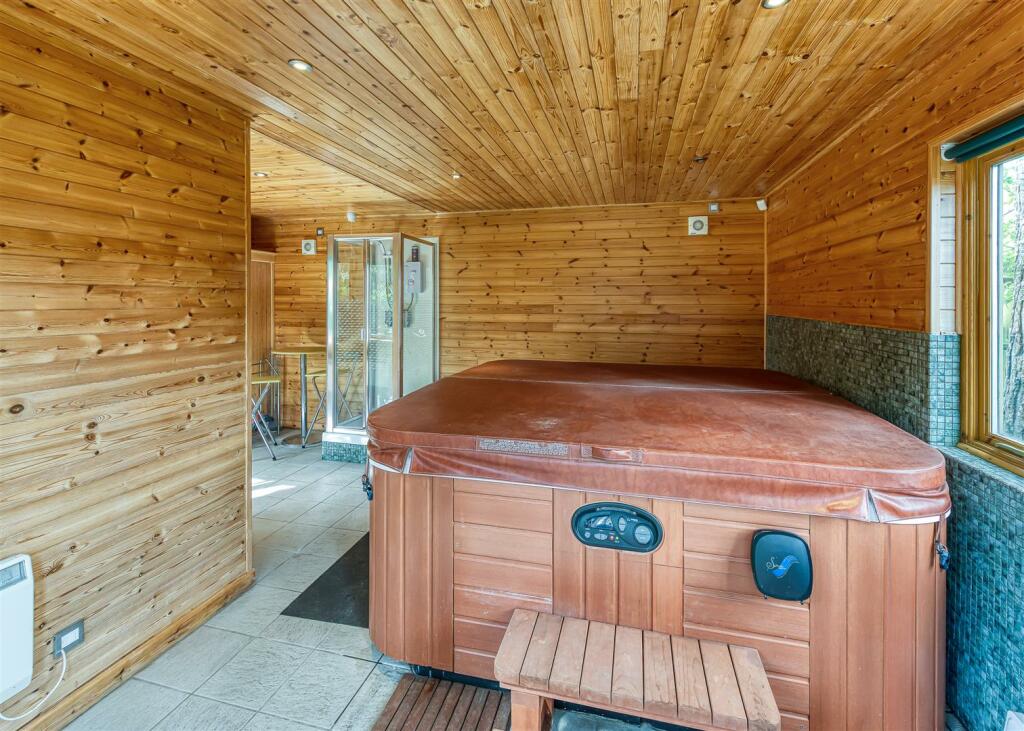 3 Greenhill Court-summerhouse1.jpg