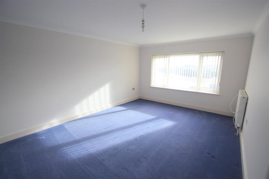 16 Longshore Apartments Bedroom 1