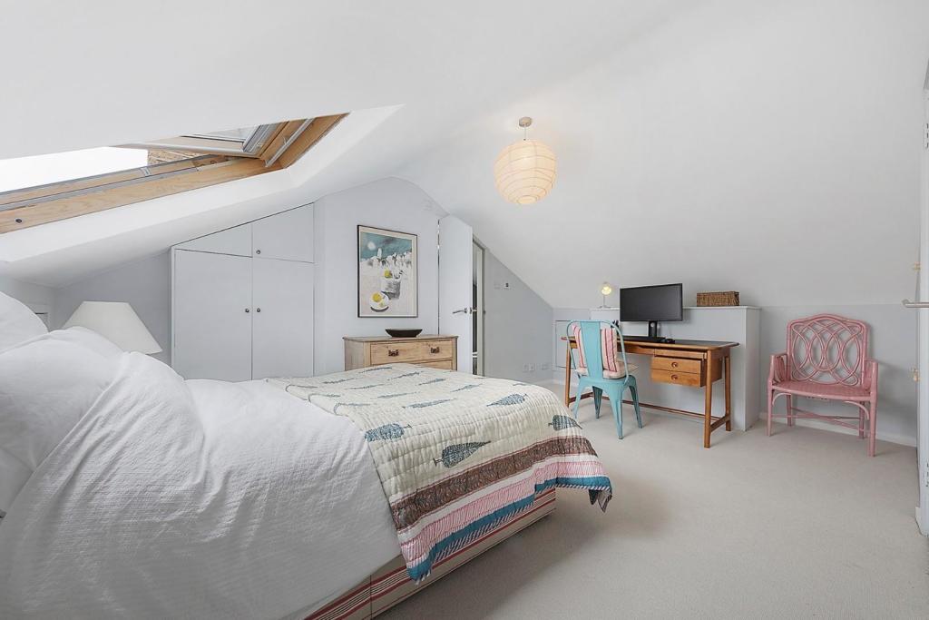Bedroom (2).jpg