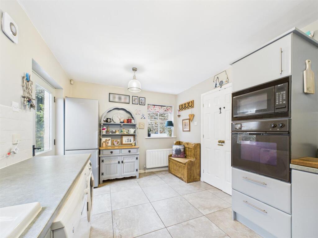 Kitchen 2.jpg