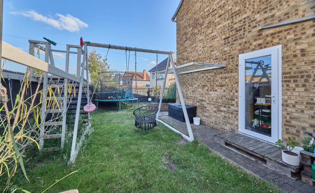 8 Hawthorne Way BW 11.jpg