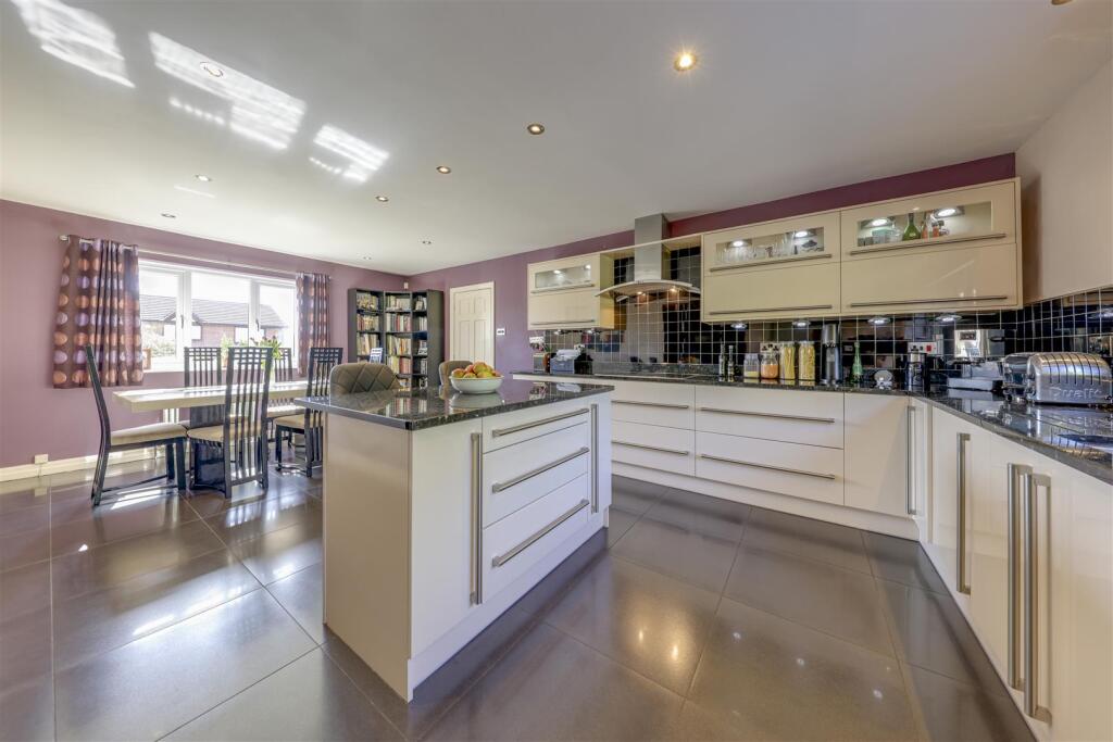 Breakfast Kitchen / Dining