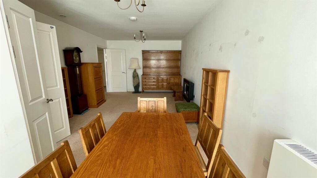 LOUNGE/ DINING AREA