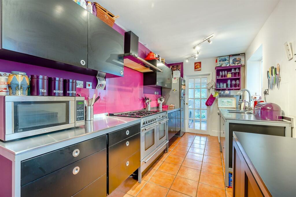 8584063-interior23.jpg