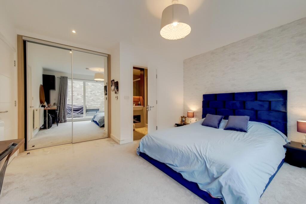 8_Main Bedroom-0