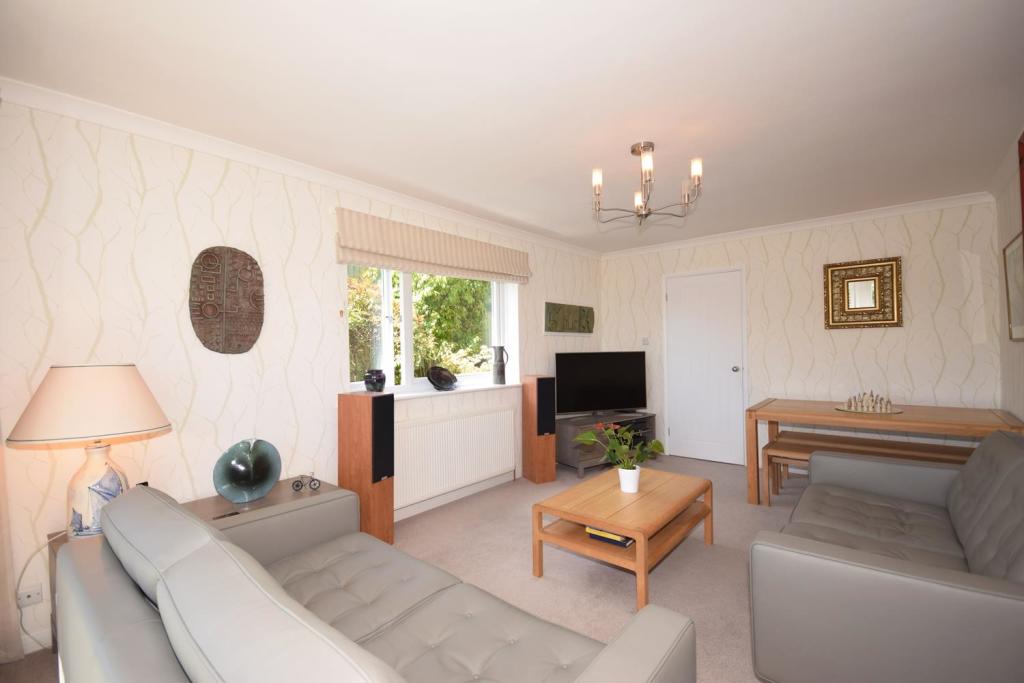SITTING ROOM 2.JPG