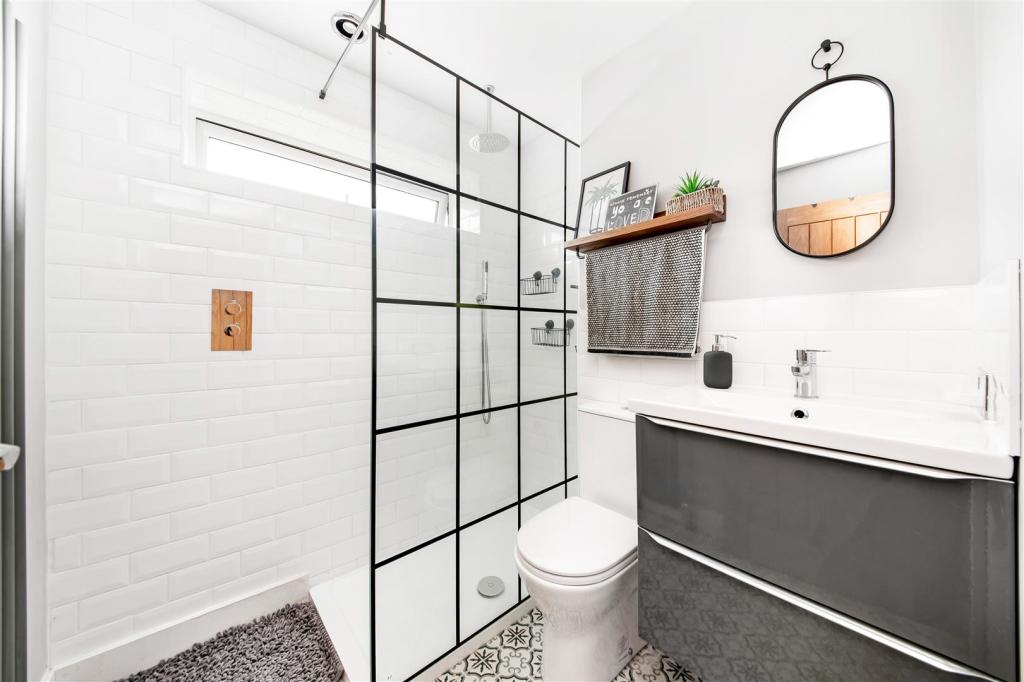 EN-SUITE SHOWER ROOM