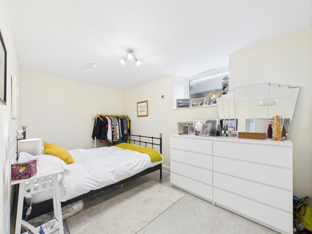 CAM03481G0-PR0105-STILL009