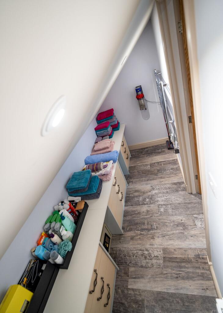 Walk in Wardrobe/ Cupboard: