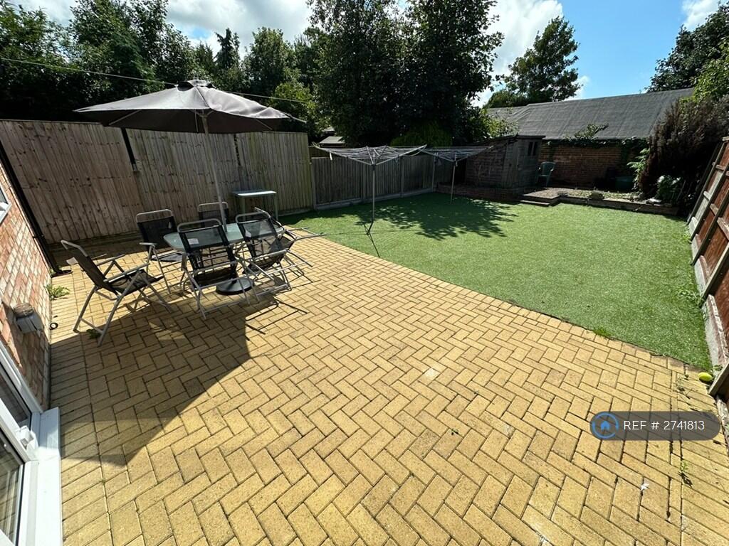 Garden, Seating Chairs &amp; 2 Washing Lines