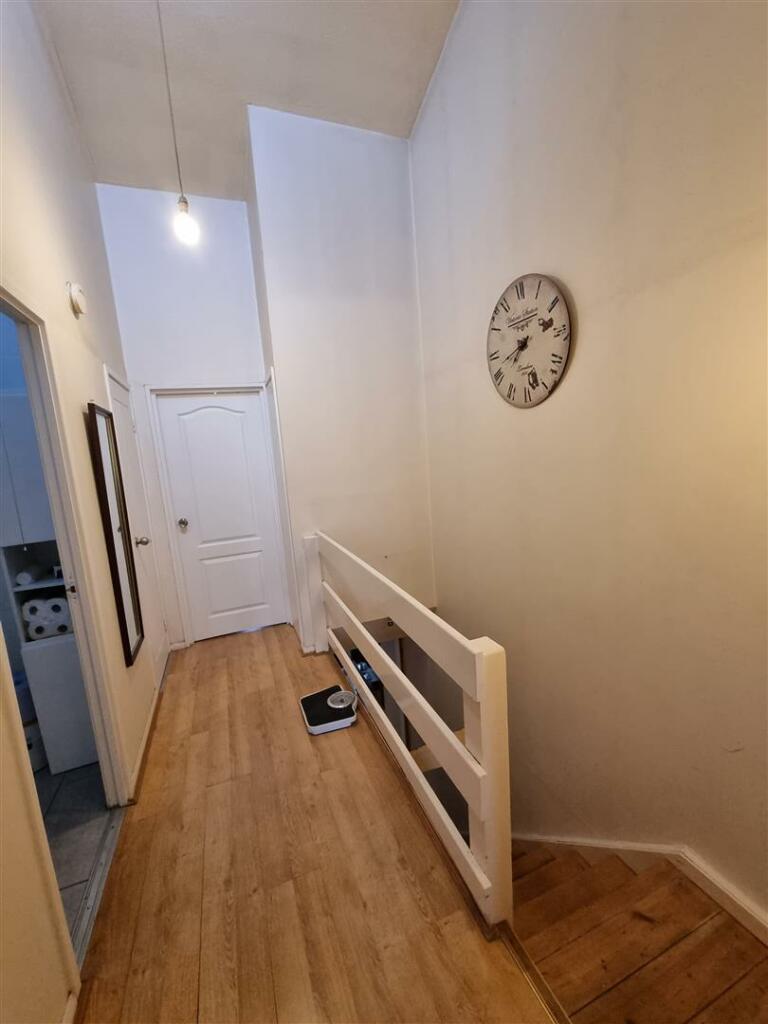 Hood Close -- 2nd Fl landing.jpg