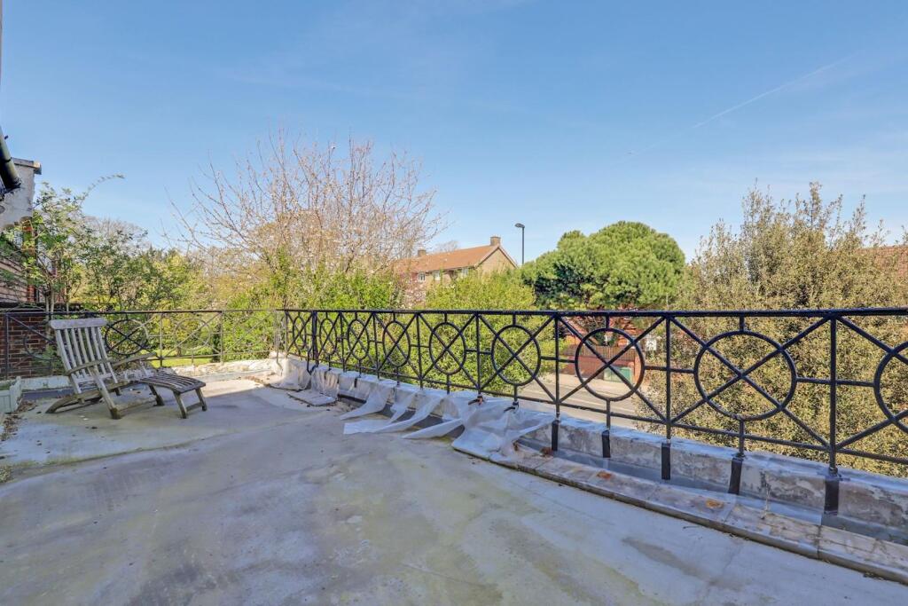 14-38a9JHPropWorld - 1 Westhood Hill - 40-medium.j