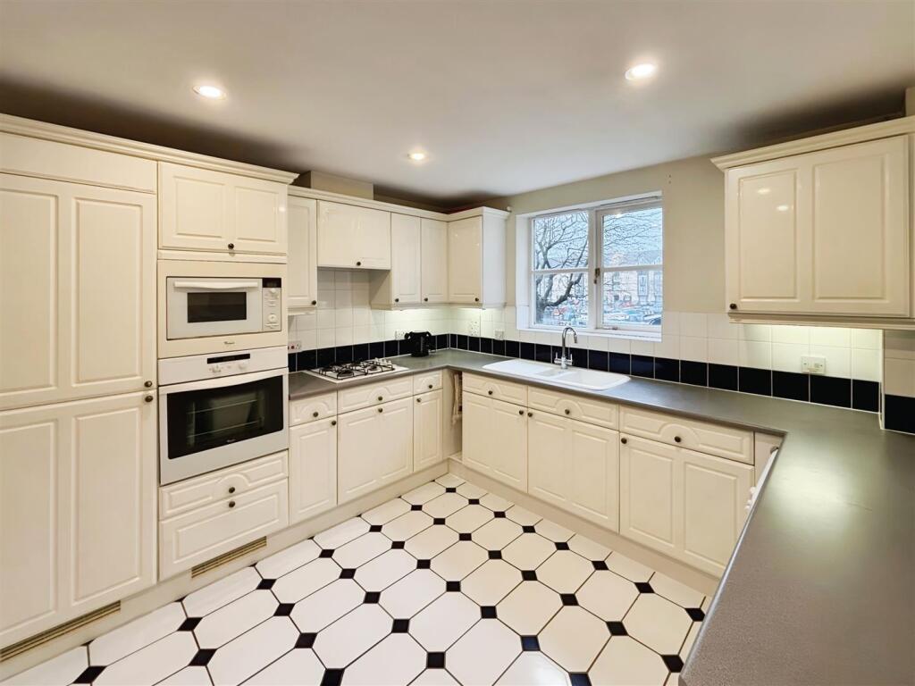 1b3b267a-Kitchen 202.jpg