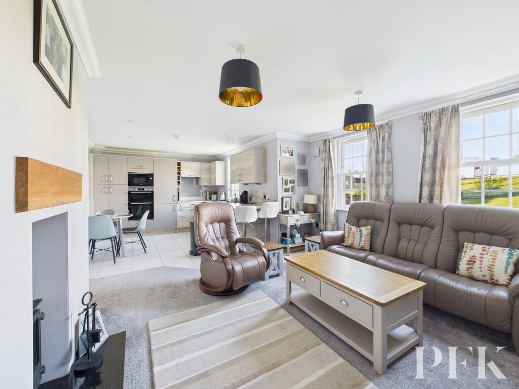 Lounge/Dining Kitchen