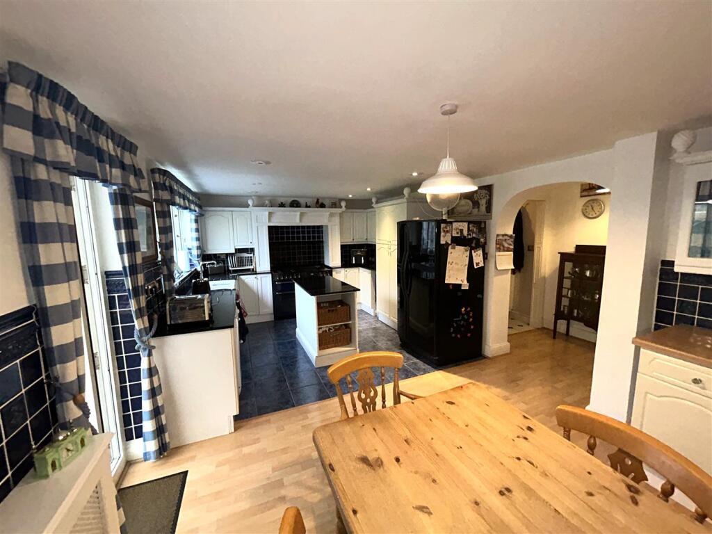 KITCHEN/BREAKFAST ROOM