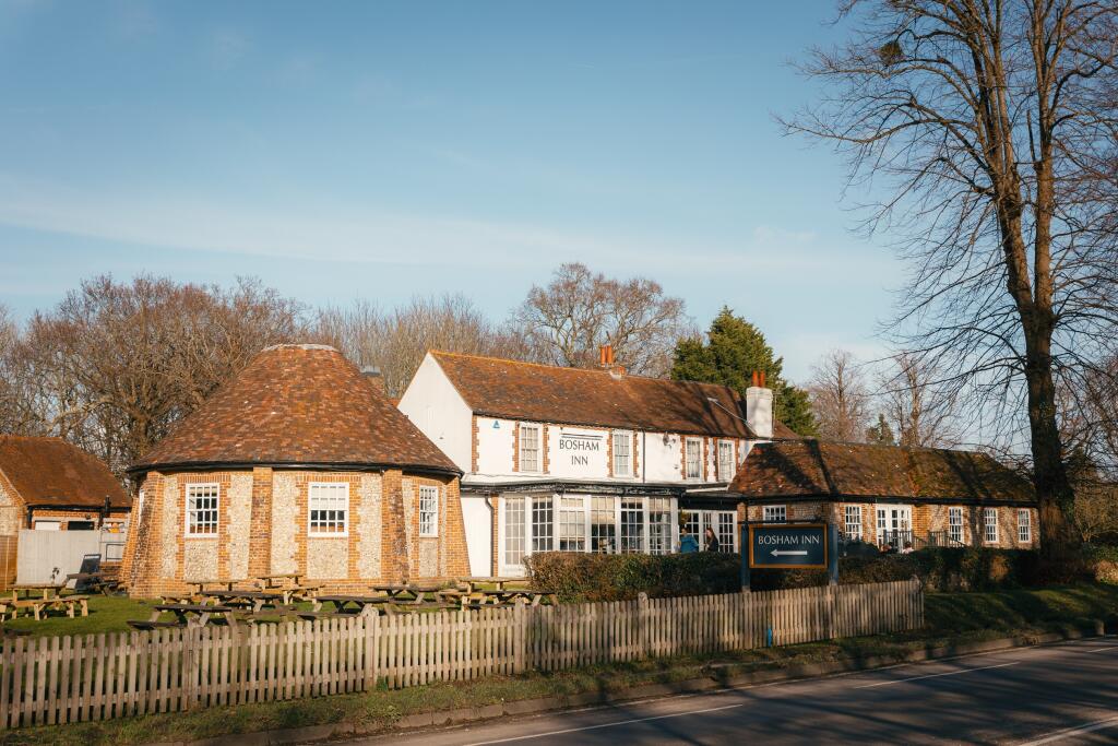 External local area shot of pub in bosham
