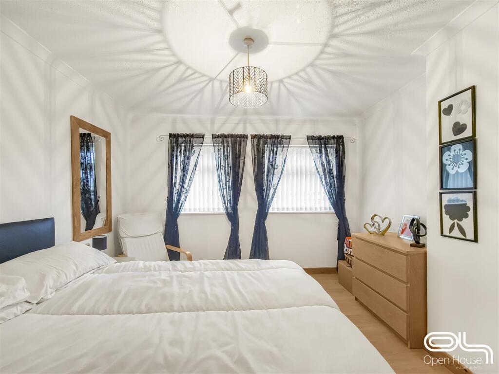 Peregrine Close, Winshill (18).jpg