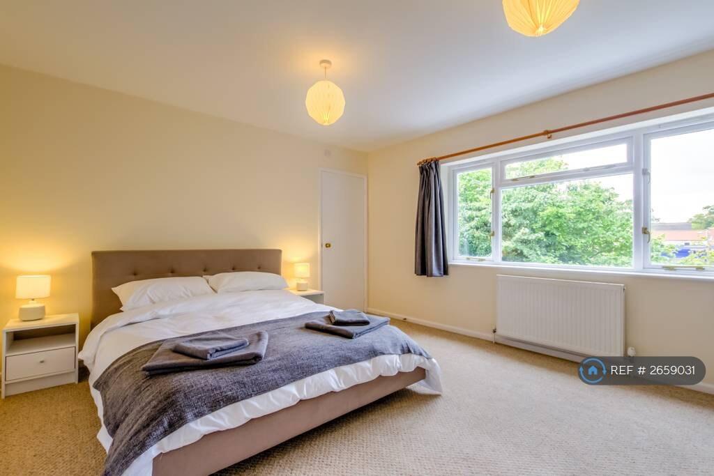 En Suite - Bedroom Two (Middle)
