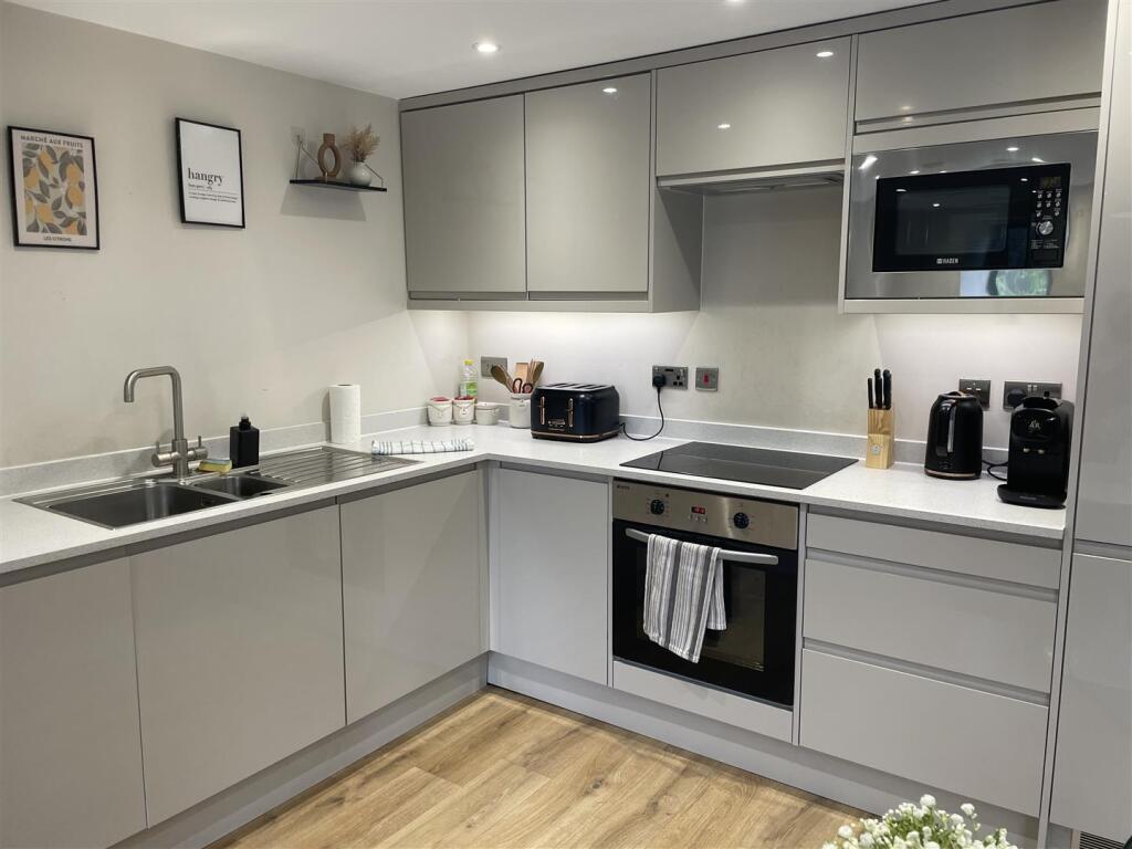2 bed flat for sale Godson Rd, London CR0