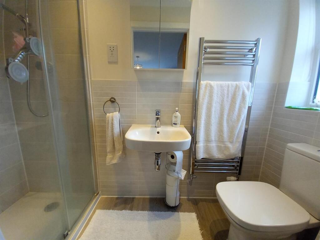 1 Curlew Drive En-suite.jpg