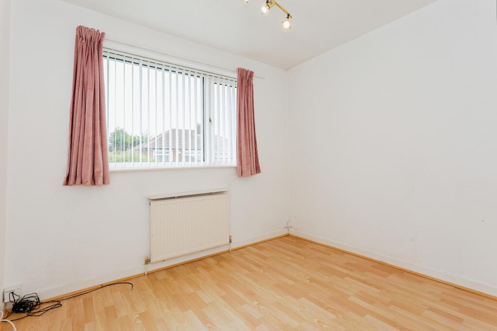 Bed 3 / Dining Room