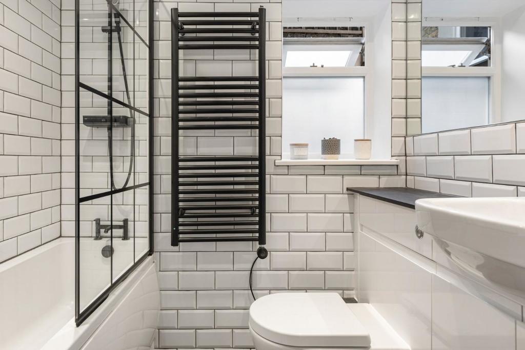 Bathroom (1).jpg