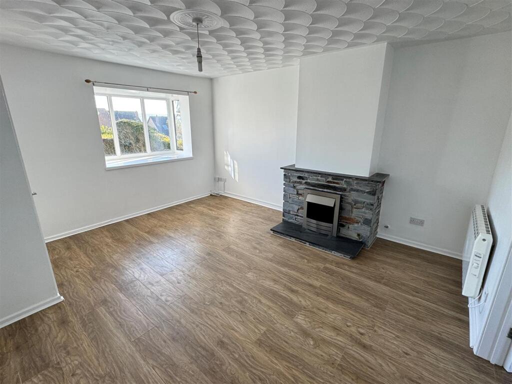 74 Pydar Close Lounge