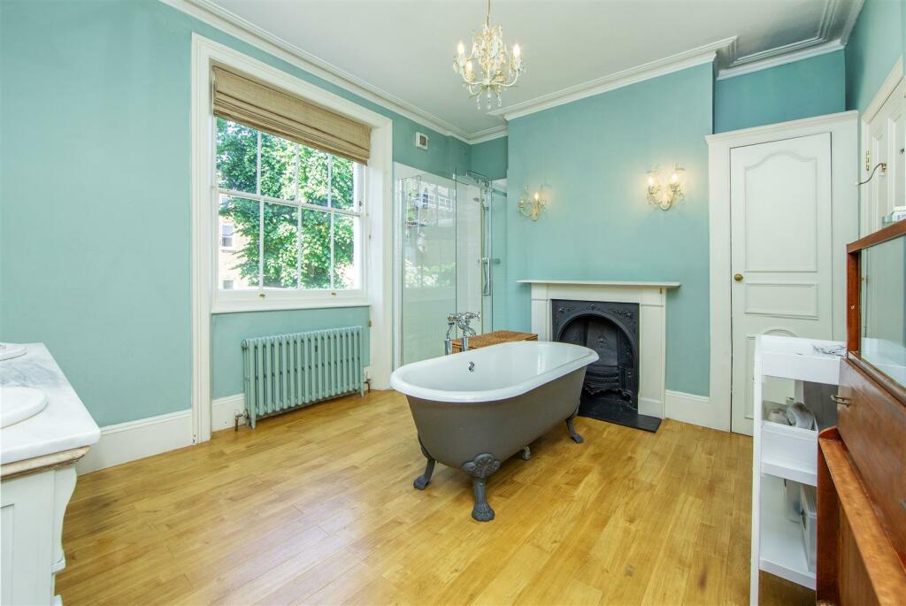 middle bathroom.jpg