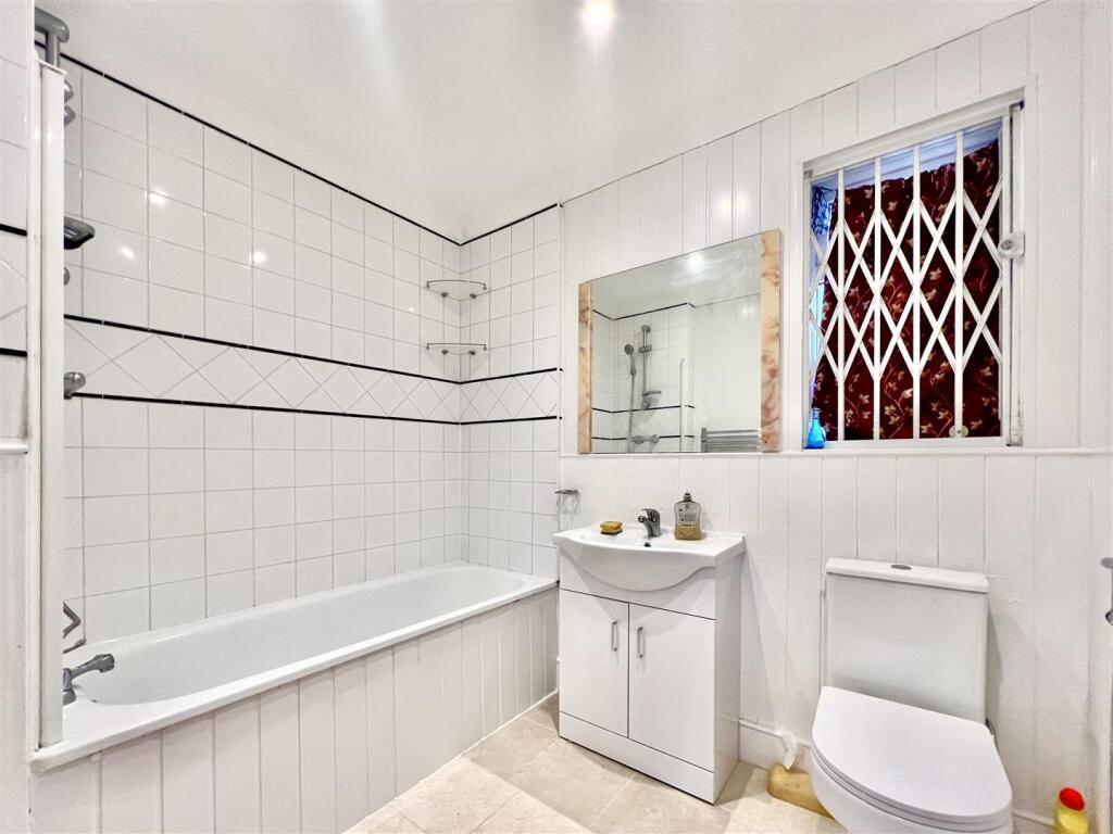 Family Bathroom/ WC