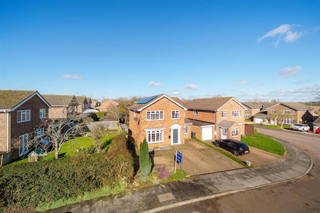 4 Calvert Close, Greens Norton (2) e.JPG