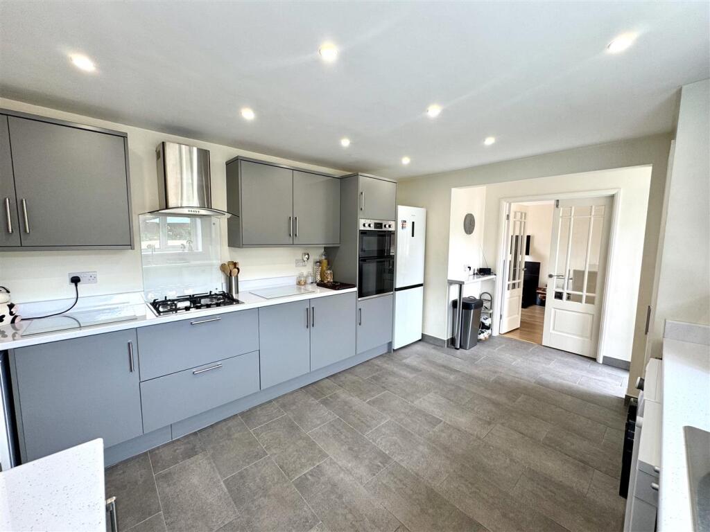 KITCHEN/BREAKFAST ROOM