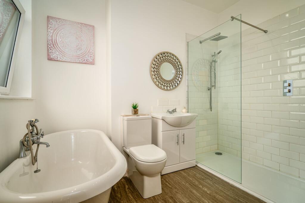 Master bedroom en-suite