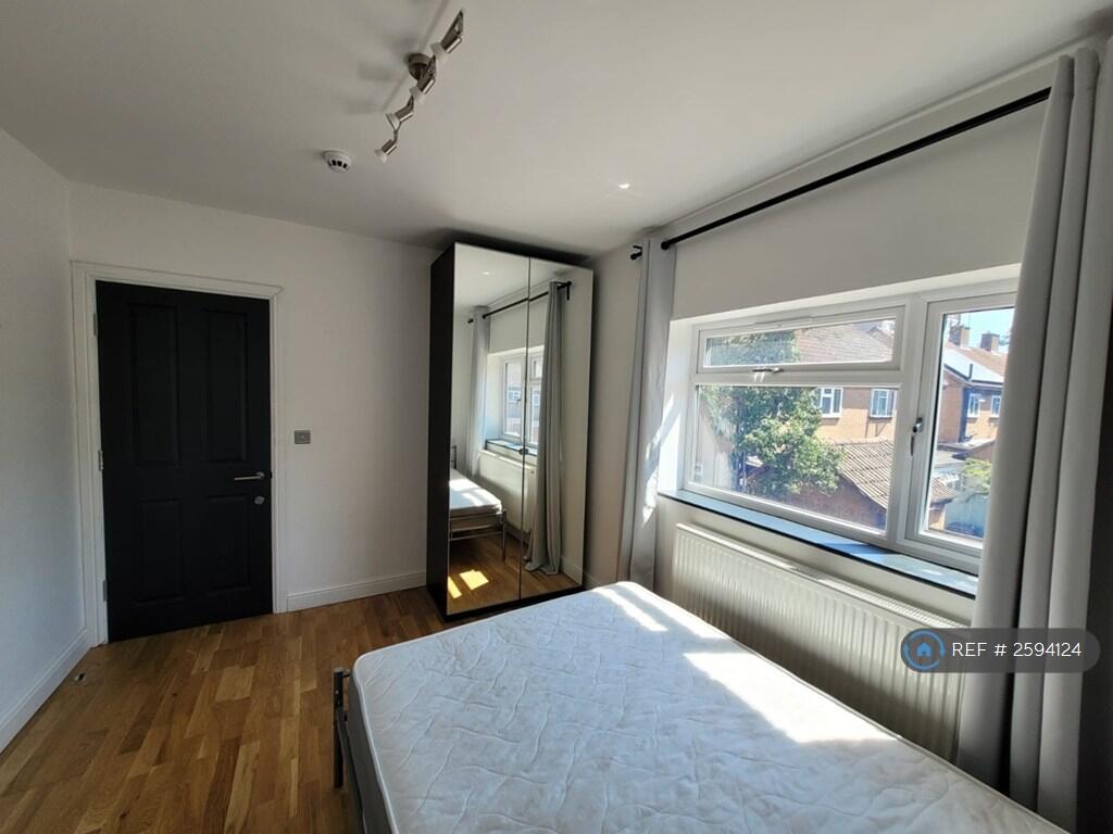 First Floor Rear Room £990