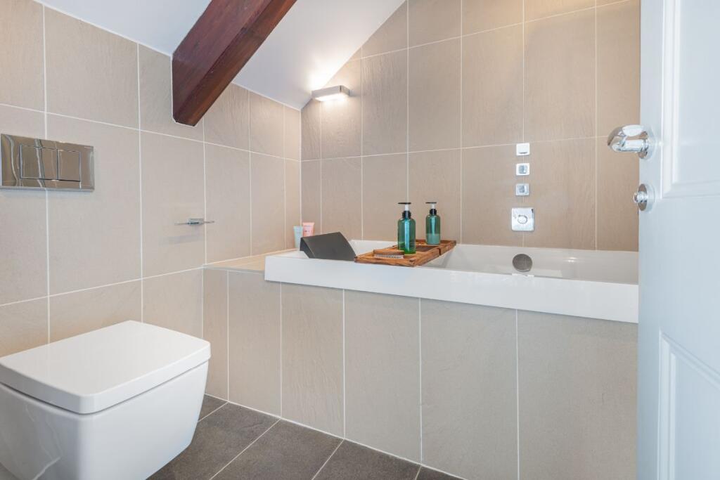 Master bedroom en-suite