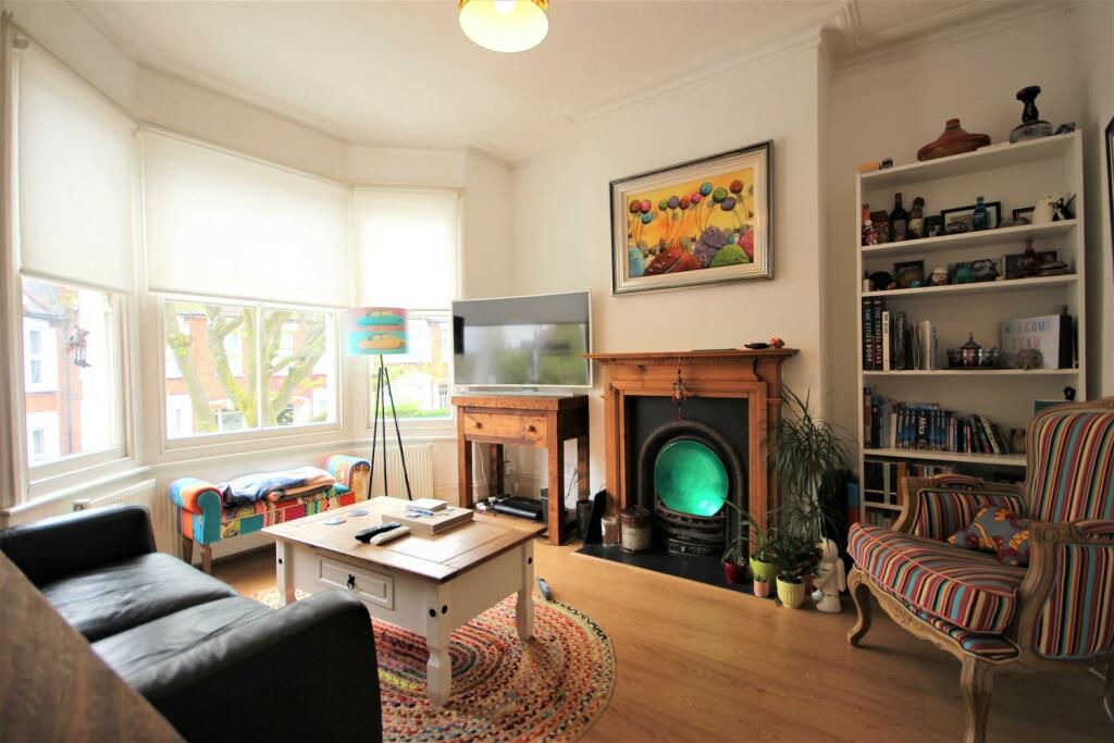 Living Room (5).JPG